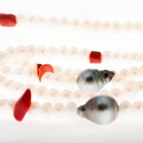 Sautoir perles chinoises blanches bambou de mer-corail hématites perles Tahiti baroques cerclées
